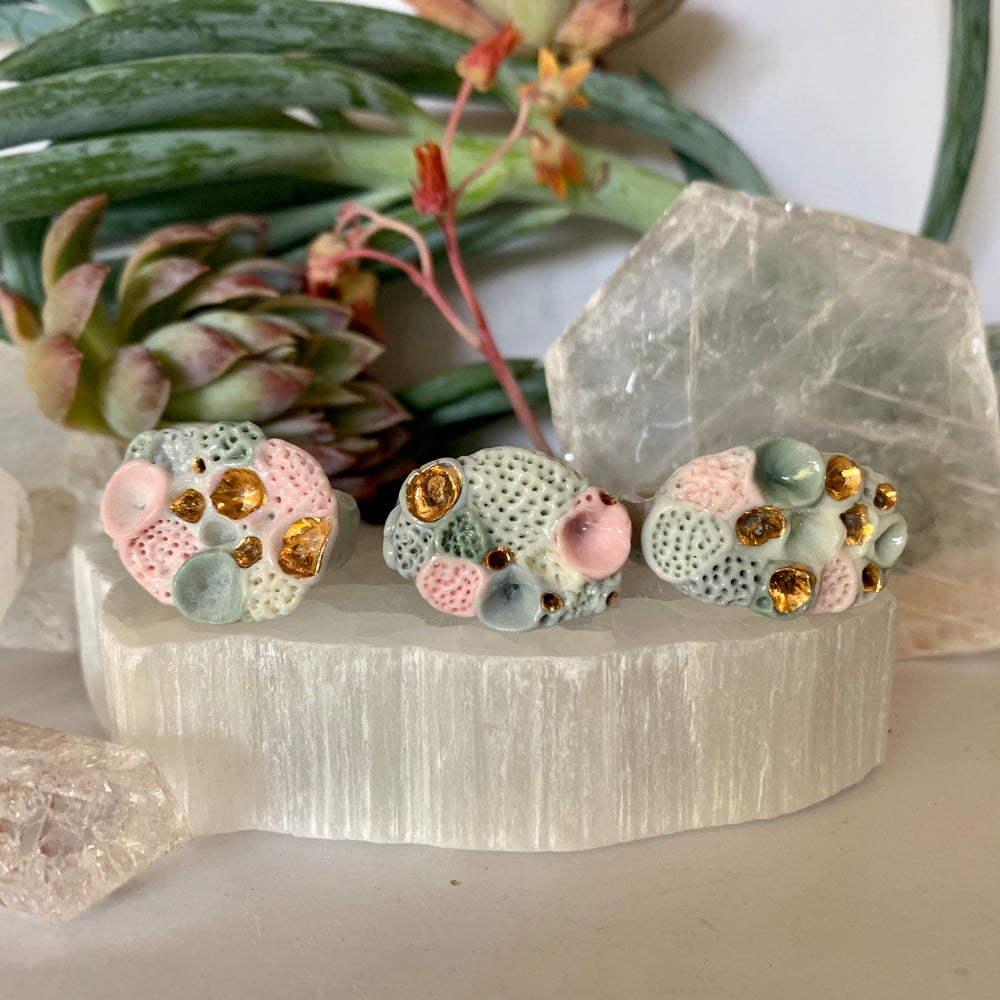 One green /pink/ grey with gold rock coral ring