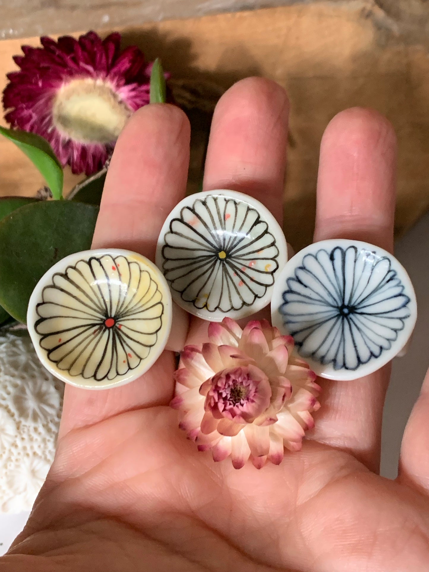 One hand painted porcelain ‘daisy’ ring