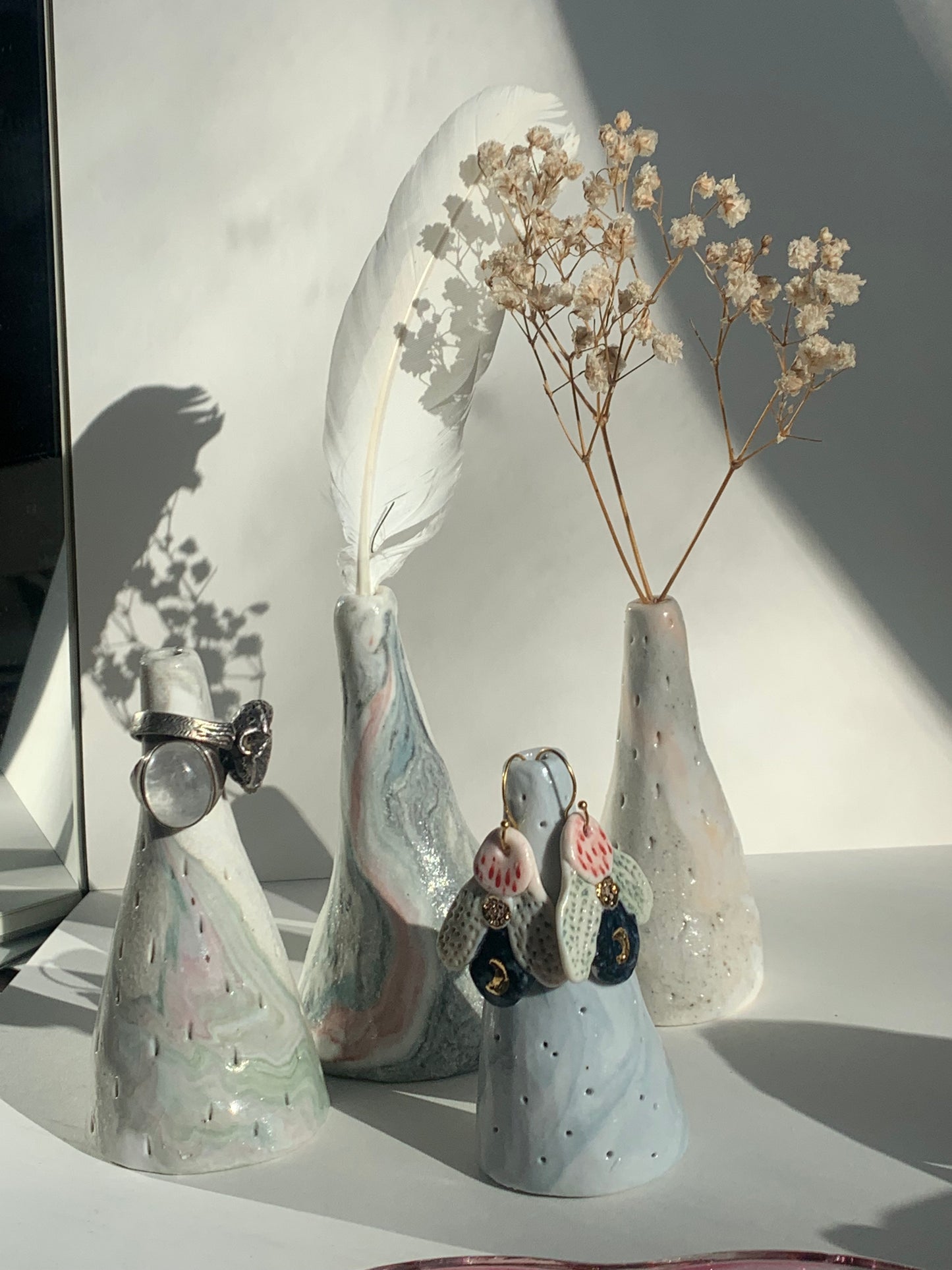 Ring / feather stand