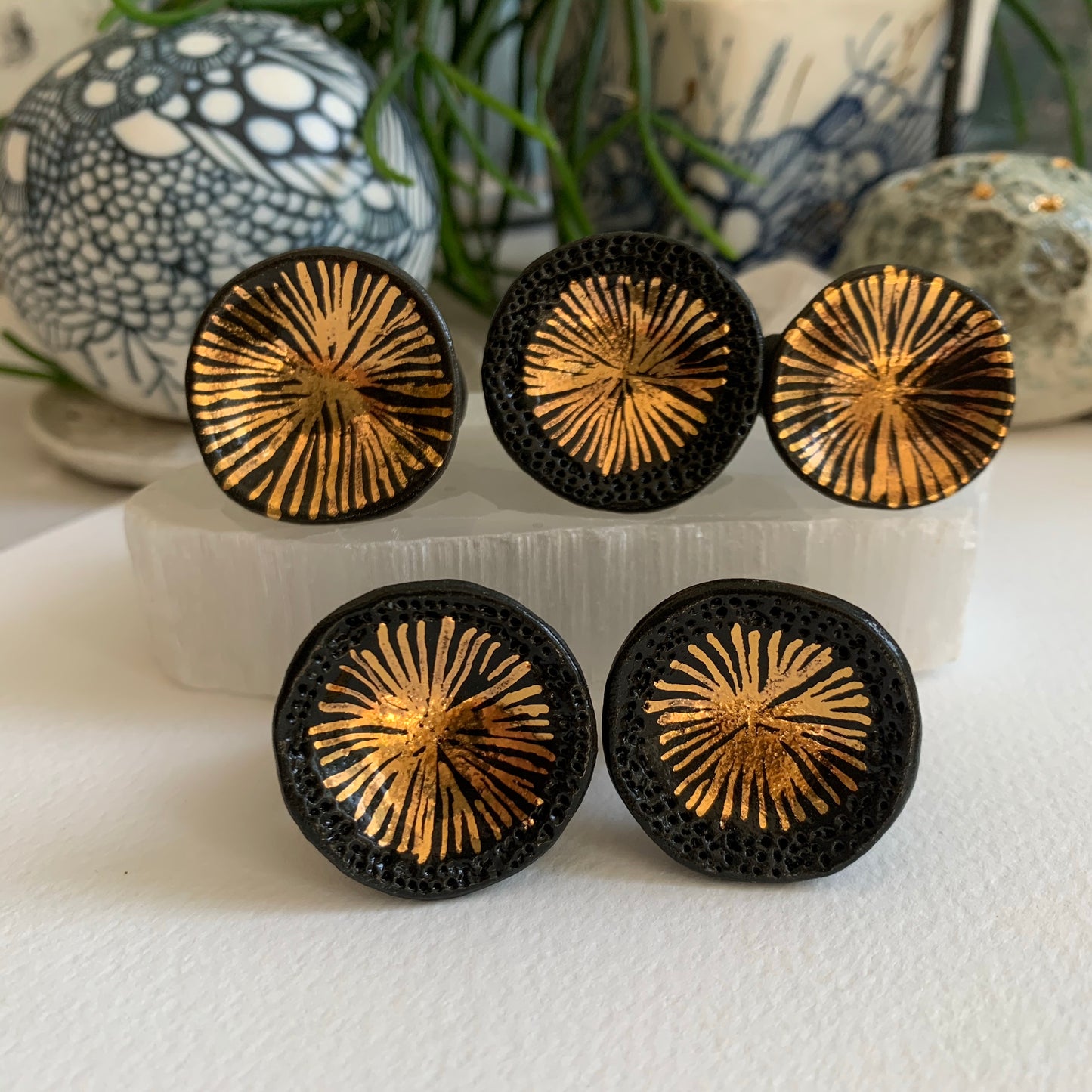 Black and gold lustre ‘Star’ porcelain ring