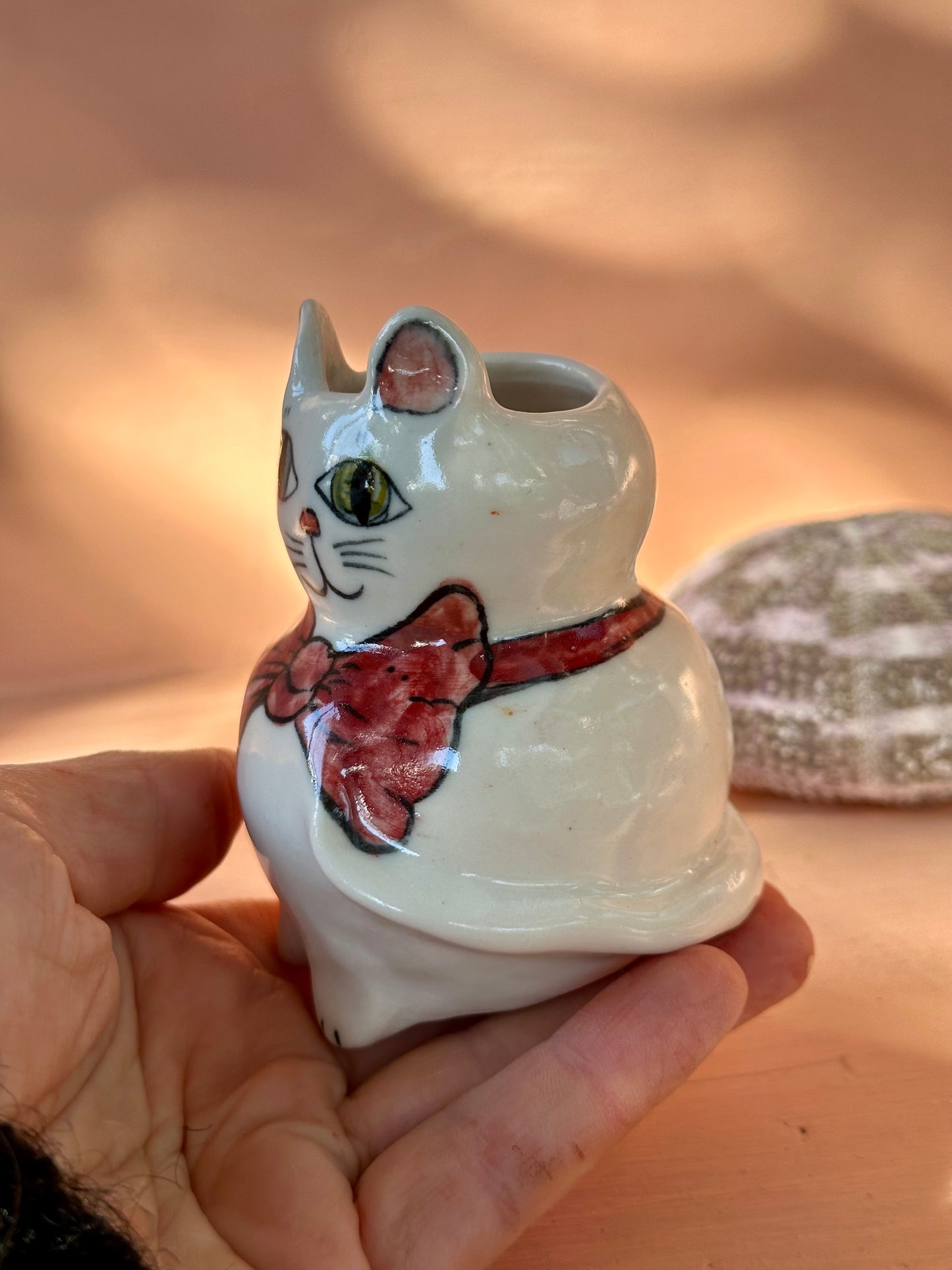 small ‘cat’ vase with red bow