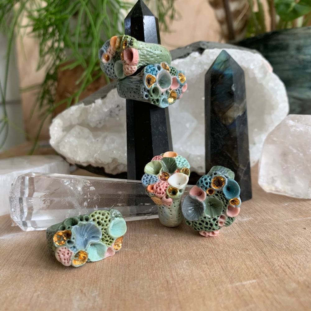 Green toned ‘rock coral’ porcelain rings with gold detial