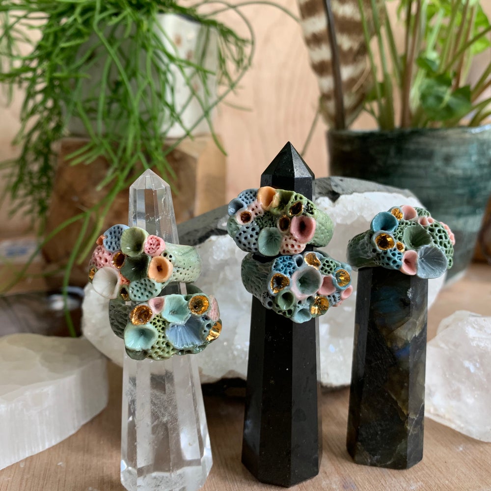 Green toned ‘rock coral’ porcelain rings with gold detial