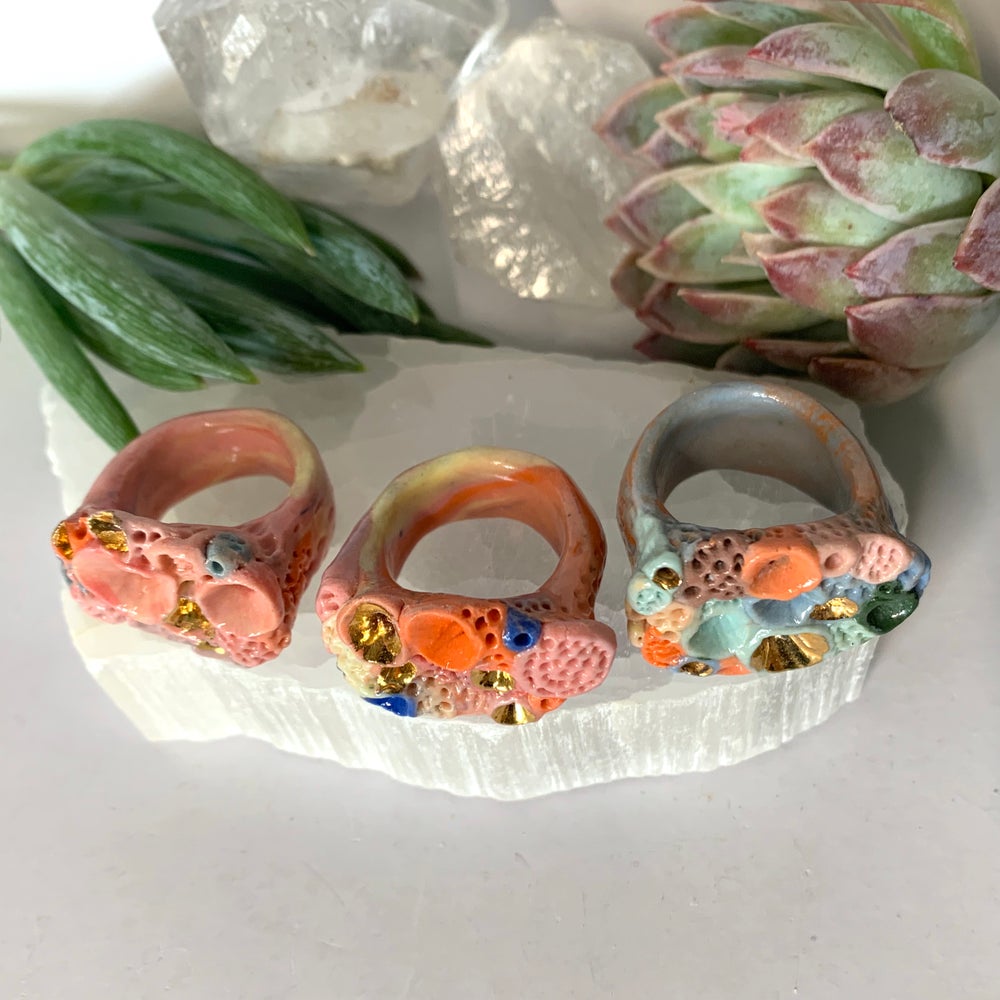 One coloured ‘rock coral’ porcelain ring