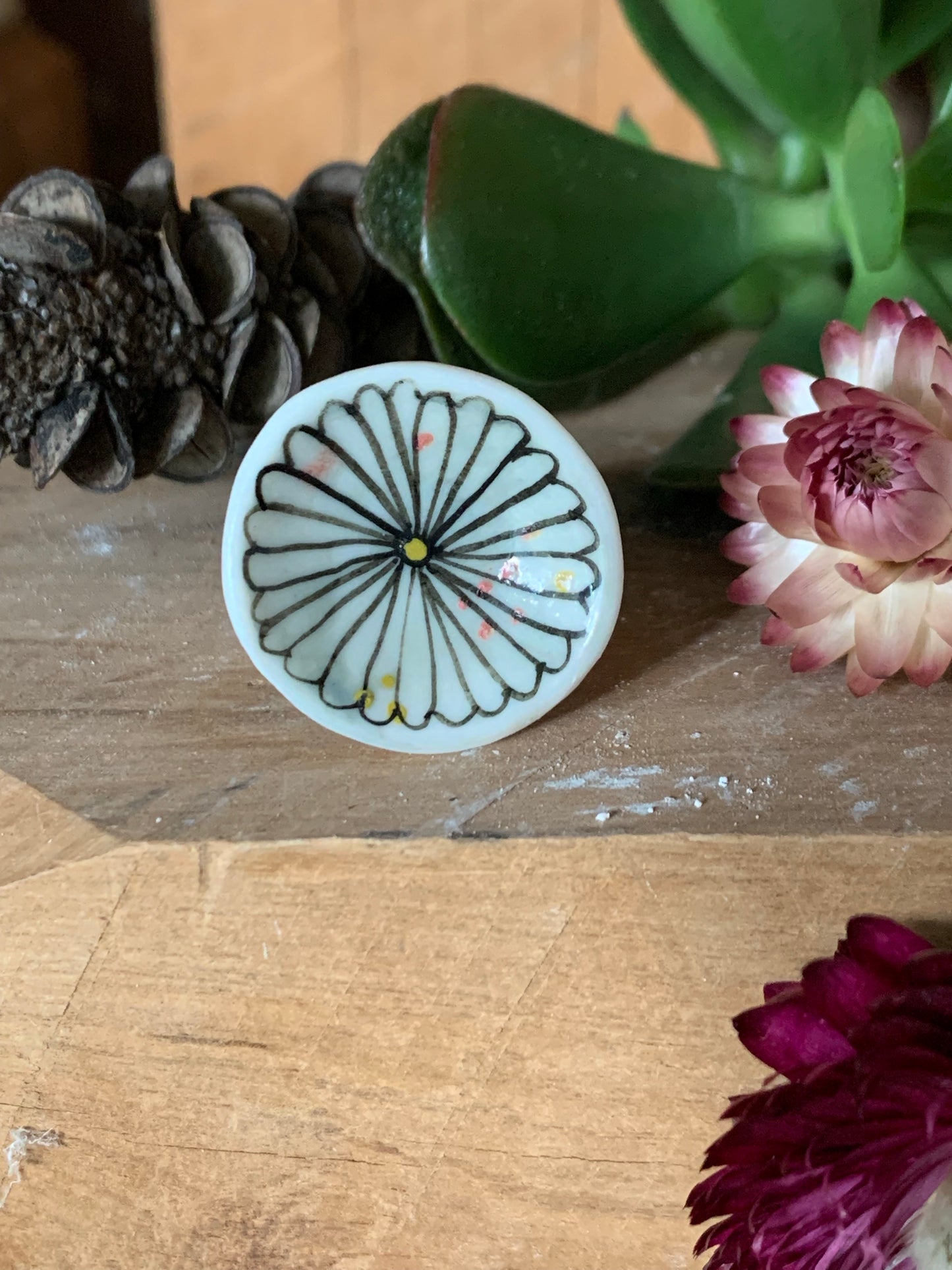 One hand painted porcelain ‘daisy’ ring