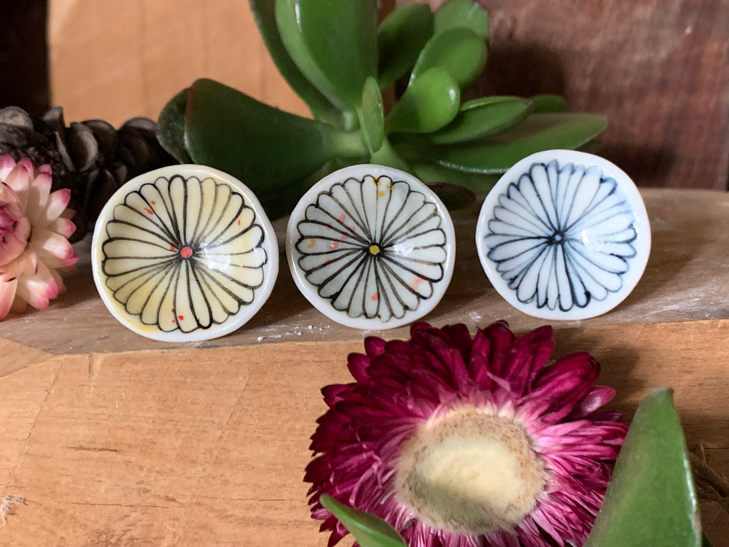 One hand painted porcelain ‘daisy’ ring