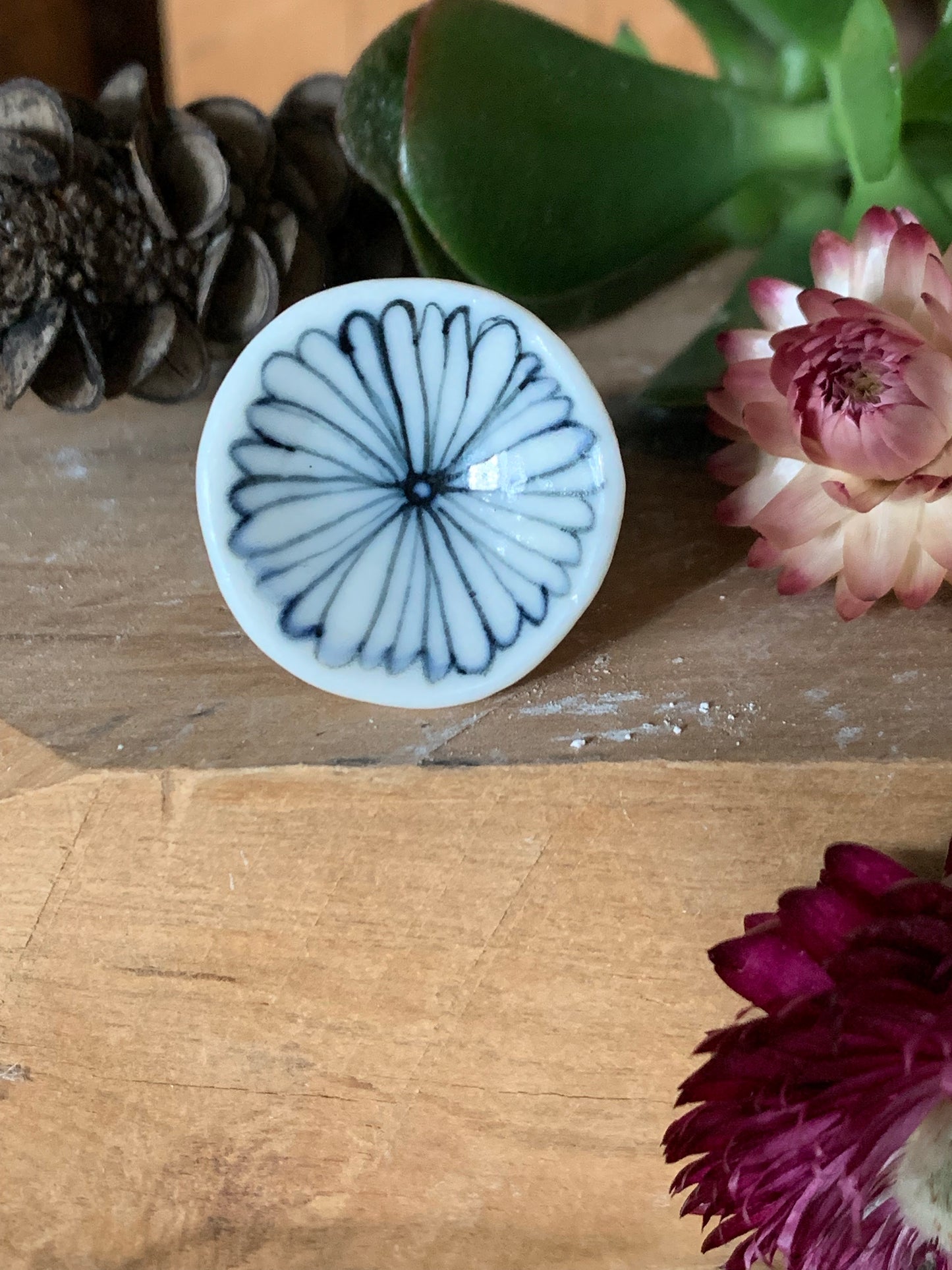 One hand painted porcelain ‘daisy’ ring