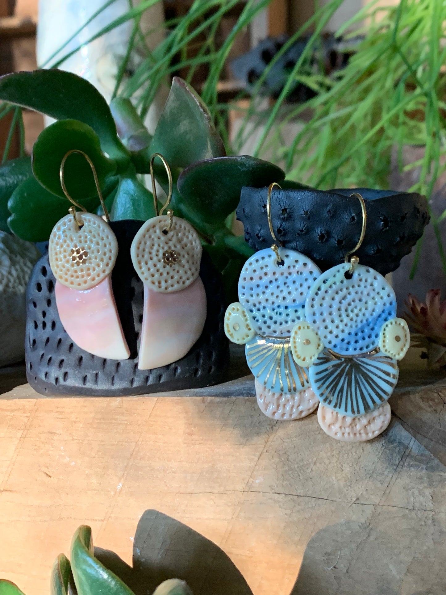 One pair of marbled colour porcelain earrings